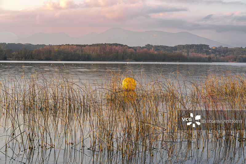 班约莱斯湖日落时的划艇与倒影图片素材