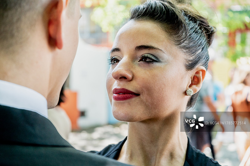 街头艺人情侣户外跳探戈舞图片素材