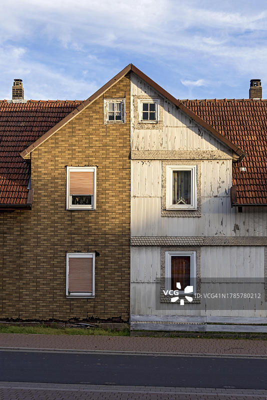 德国富尔达老旧半独立式住宅，立面破败。图片素材