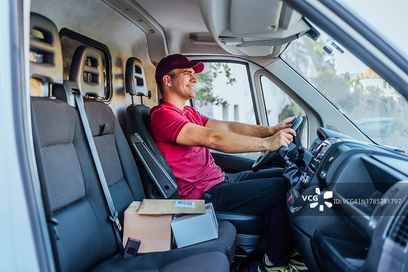 青年男子在送货车旁做快递员图片素材