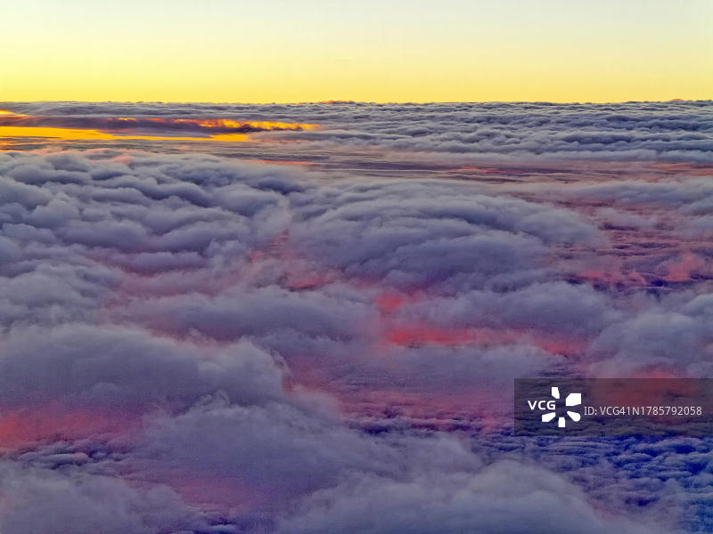 德国日落，傍晚的红色云霞图片素材