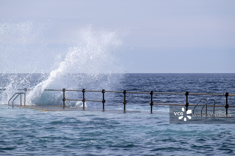 西班牙加那利群岛特内里费岛巴哈马尔的海水游泳池和海浪图片素材