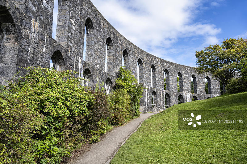 麦凯格塔位于苏格兰阿盖尔-比特郡奥本港镇上方的炮台山上图片素材