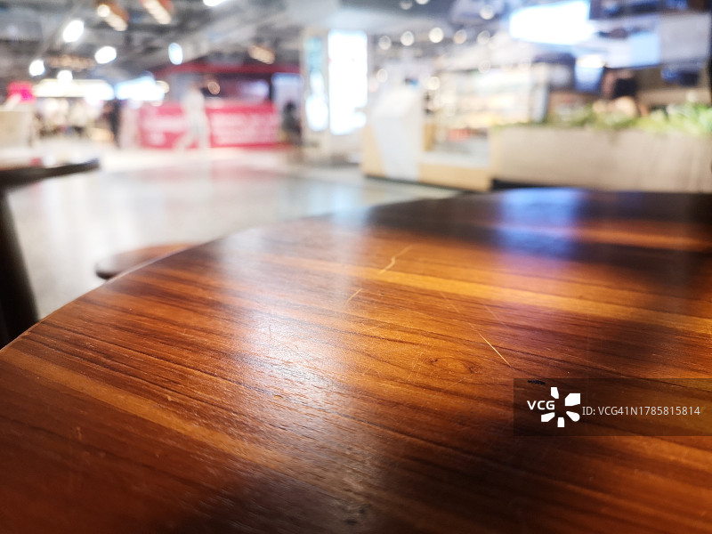 模糊背景上的空木桌图片素材