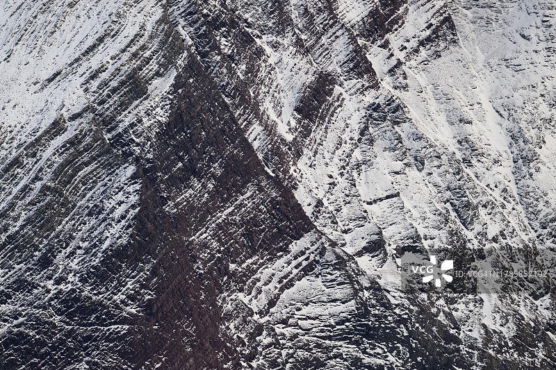 挪威斯瓦尔巴群岛洪斯峡湾的陡峭雪山图片素材