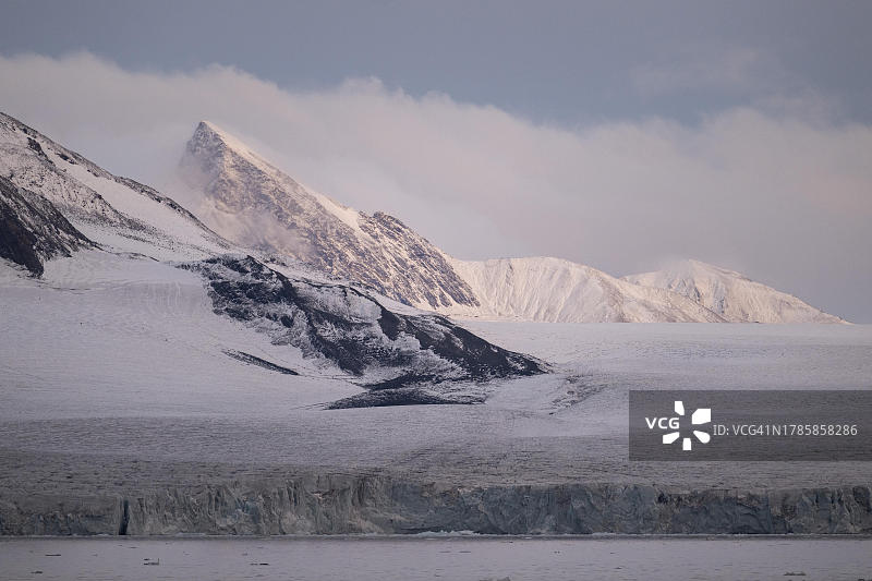 冰川与雪山，霍恩松德，斯匹次卑尔根岛，斯瓦尔巴群岛，挪威图片素材