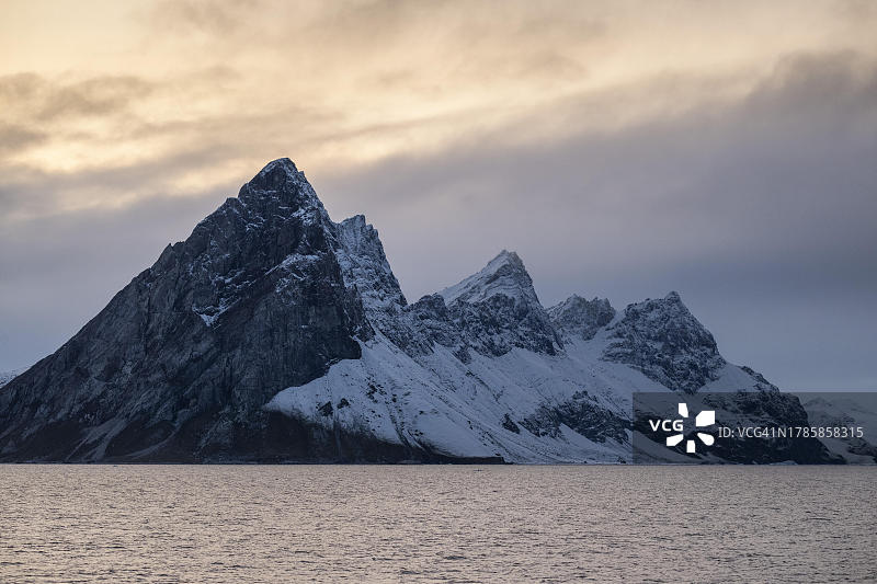 挪威斯瓦尔巴群岛斯匹次卑尔根岛的雪山图片素材