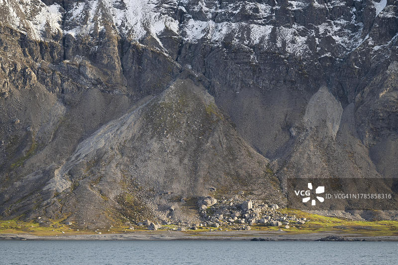 挪威斯瓦尔巴特群岛霍恩松峡湾山坡碎石坡图片素材