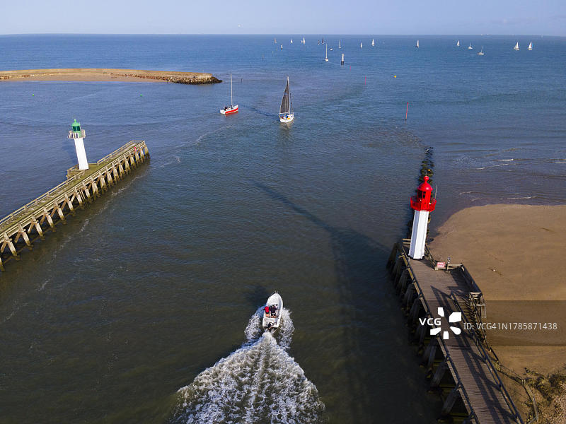 法国多维尔绿色灯塔和特鲁维尔红色灯塔航拍图片素材