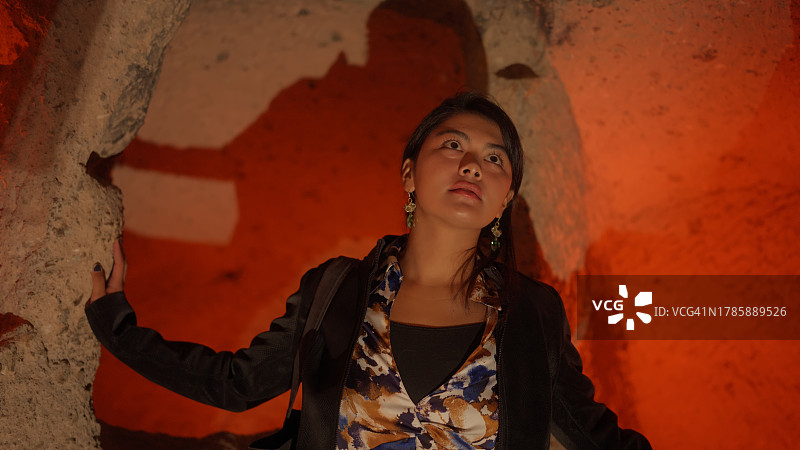 多种族女游客在土耳其卡帕多西亚参观地下城市图片素材