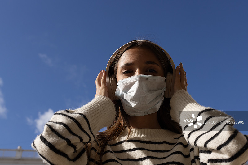 佩戴口罩的年轻美丽女性肖像图片素材