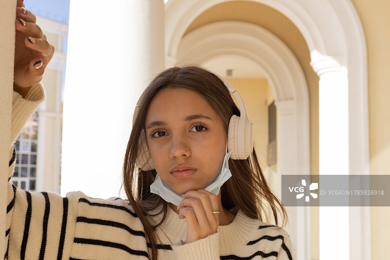 佩戴口罩的年轻美丽女性肖像图片素材