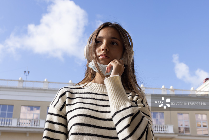 佩戴口罩的年轻美丽女性肖像图片素材