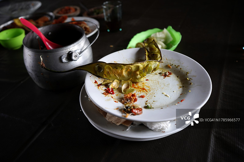 餐厅午餐后的脏盘子图片素材