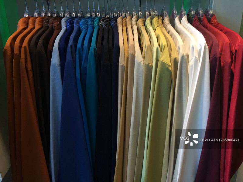 商店里出售的挂着的衬衫图片素材