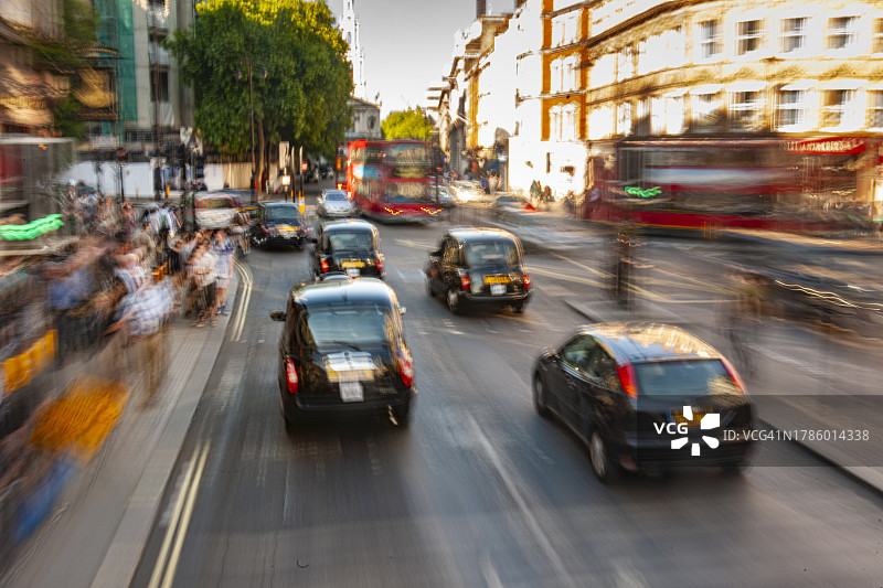 日落时分沿伦敦摄政街行进图片素材