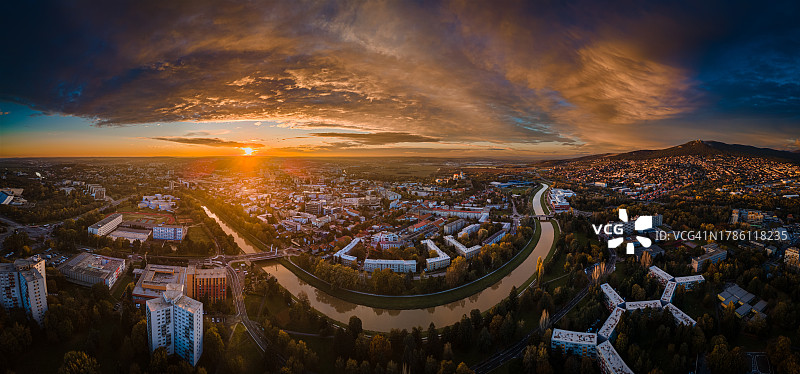 斯洛伐克尼特拉日落时分的建筑俯视图图片素材
