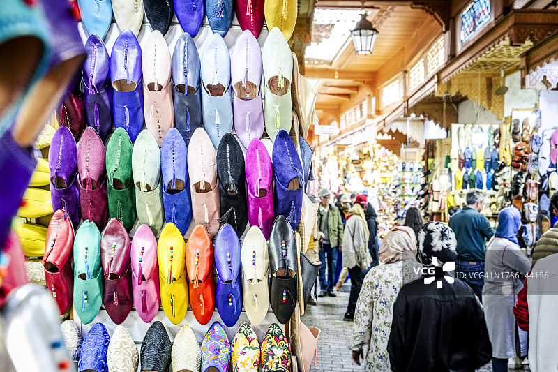 街头市场出售的手工拖鞋图片素材
