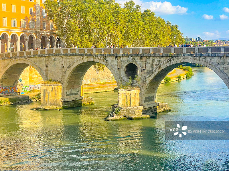 罗马西斯托桥上走动的人群图片素材