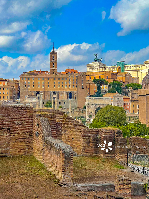 意大利罗马，罗马广场的墙壁、柱子和提图斯拱门图片素材
