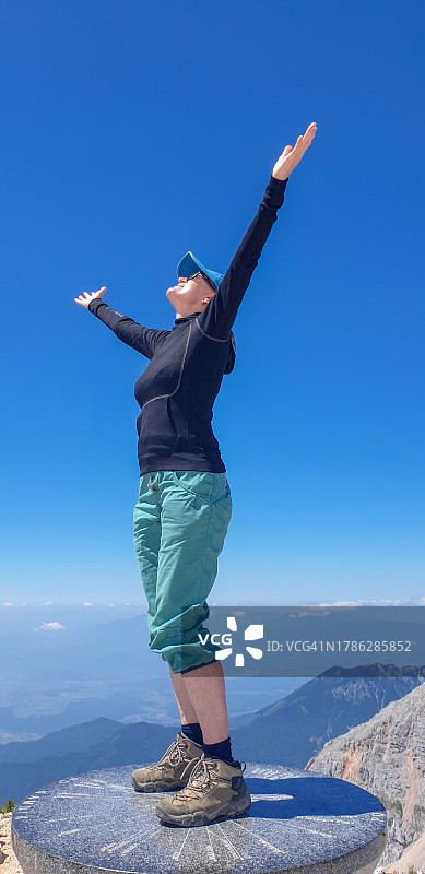 站在格林托韦茨山顶的女人图片素材