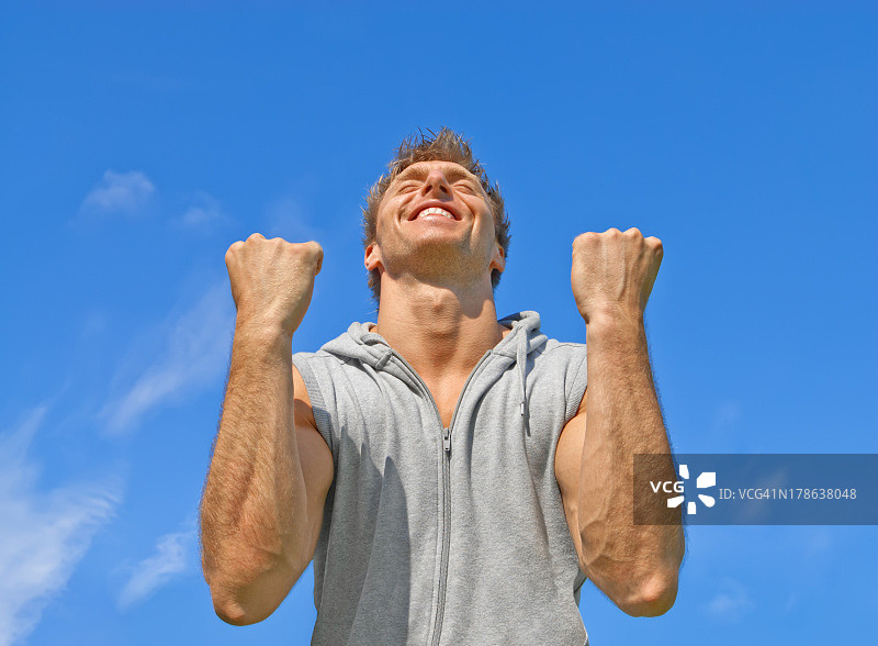 快乐充满活力的年轻人，获胜者图片素材