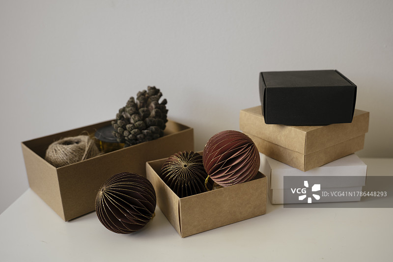 圣诞节装饰品、纸质蜂窝折纸小饰品和礼品盒。圣诞节装饰。图片素材