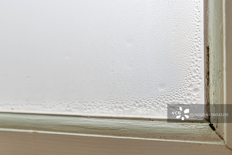 浴室窗户上的冷凝水滴图片素材