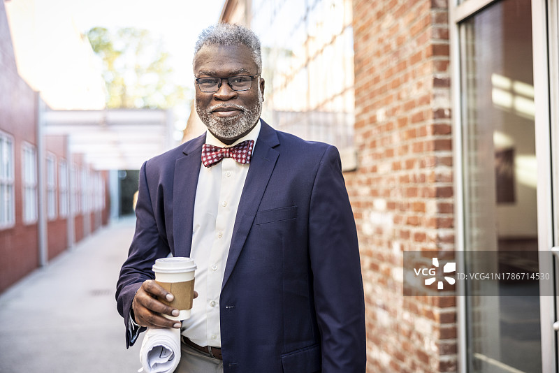 大楼外的建筑规划男商人肖像图片素材