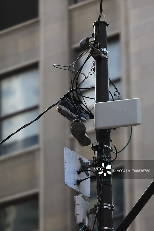 电线杆与网球鞋和公共网络设备图片素材