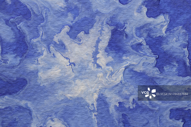 一个抽象的彩色水彩渐变填充背景与水彩污渍的特写。图片素材