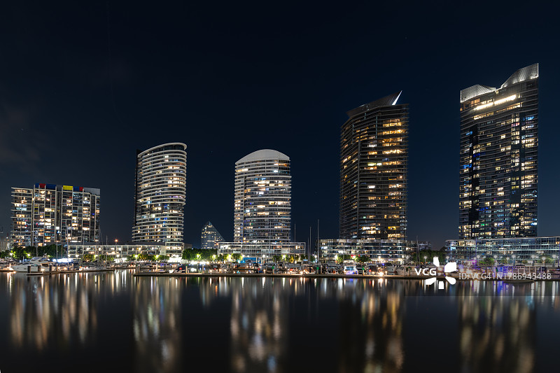 墨尔本雅拉河边缘码头区图片素材