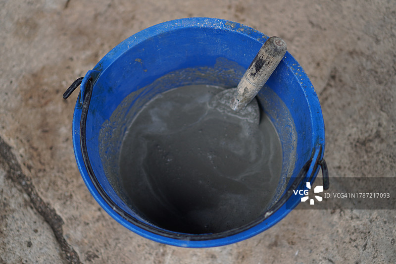 塑料桶中的水泥图片素材