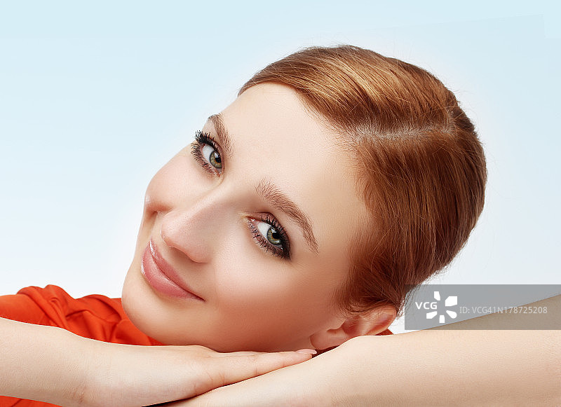 笑容灿烂的女人的脸庞与手图片素材