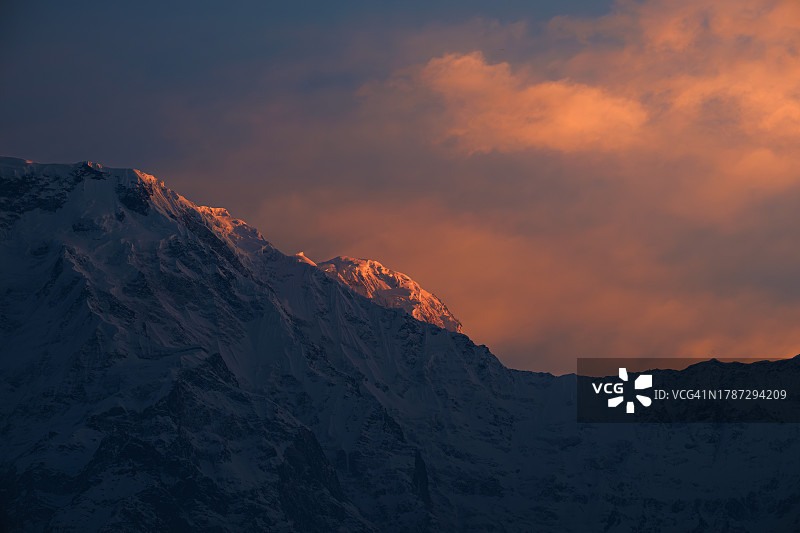 尼泊尔日出时分雄伟的喜马拉雅山脉图片素材