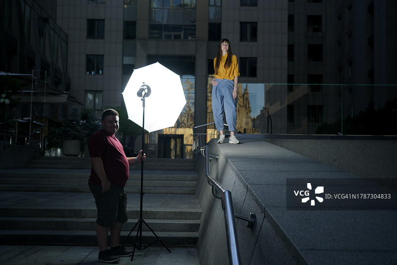 女孩在拍摄图片素材