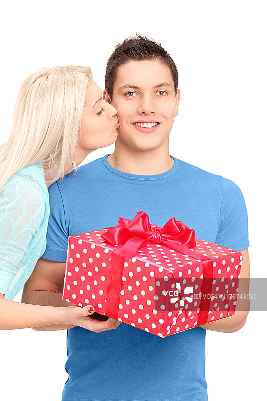 年轻女人亲吻拿着礼品盒的男人图片素材