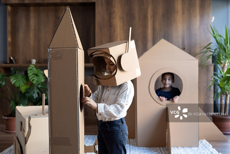 孩子们在火星上玩宇航员角色扮演游戏图片素材