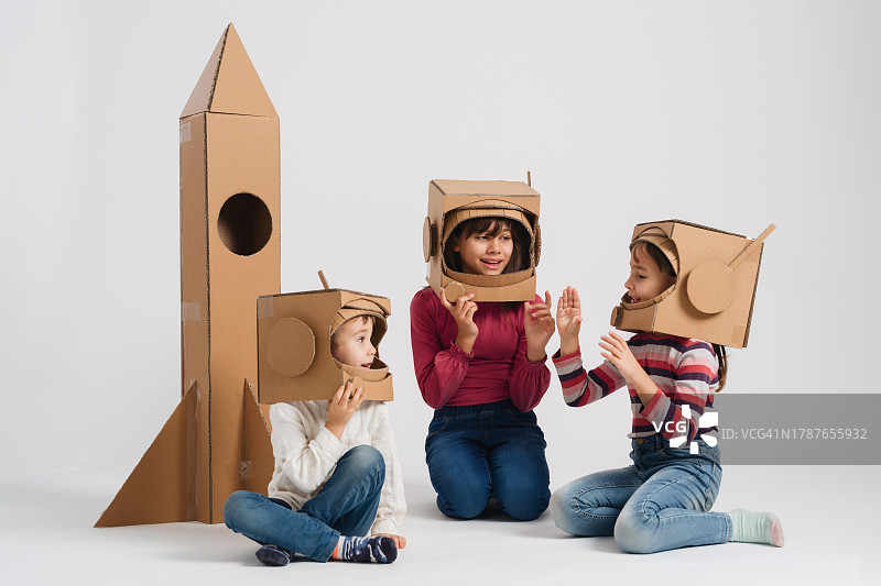 孩子们在火星上玩宇航员角色扮演游戏图片素材