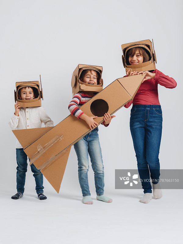 孩子们在火星上玩宇航员角色扮演游戏图片素材