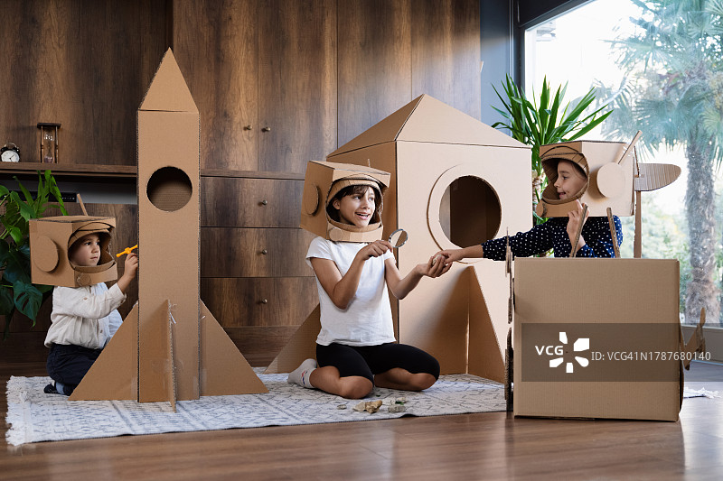 孩子们在火星上玩宇航员角色扮演游戏图片素材