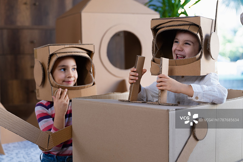 孩子们在火星上玩宇航员角色扮演游戏图片素材