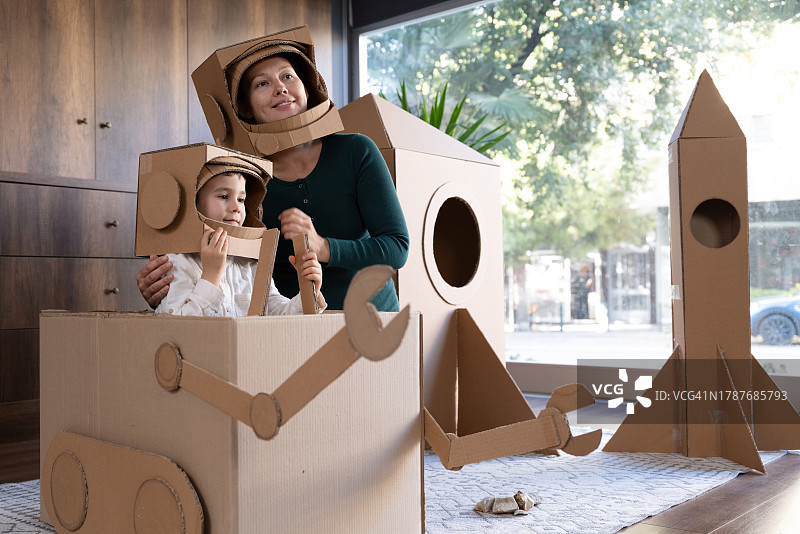 母亲和儿子在火星上玩宇航员角色扮演游戏图片素材