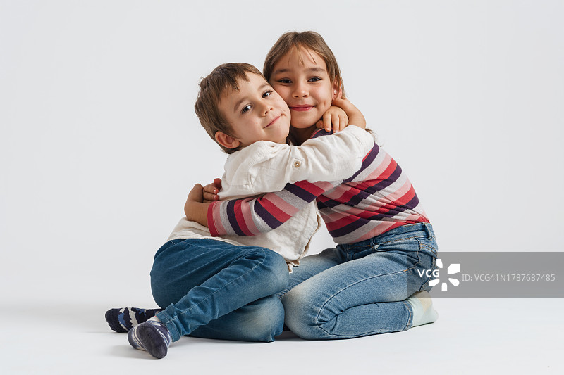 兄妹拥抱的肖像图片素材