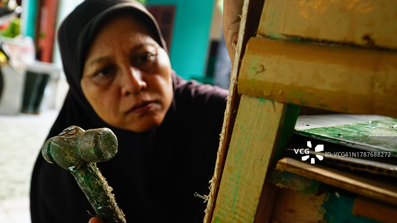 正在修理家具的亚洲穆斯林女士图片素材