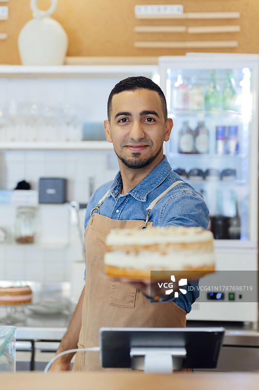 侍者在咖啡店里上蛋糕图片素材