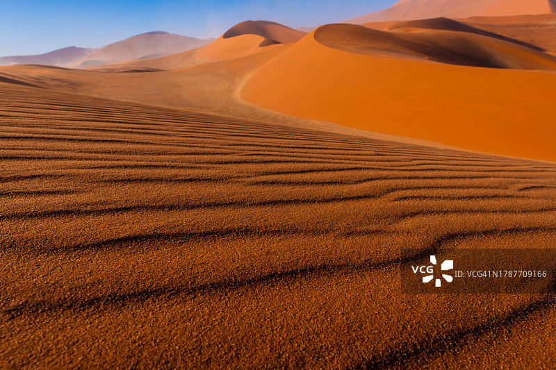 沙丘顶部的光影分界线。纳米布-诺克卢夫特公园的日落。纳米比亚，南非。极限和异国旅游概念图片素材