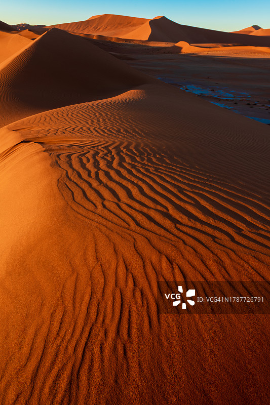 沙丘顶部的光影分界线。纳米布-诺克卢夫特公园的日落。纳米比亚，南非。极限和异国旅游概念图片素材