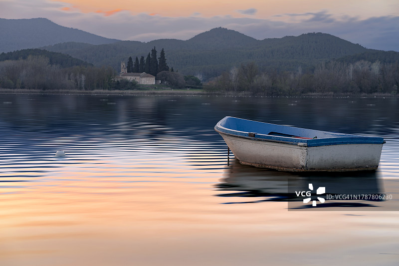 班约莱斯湖日落时的划艇与倒影图片素材