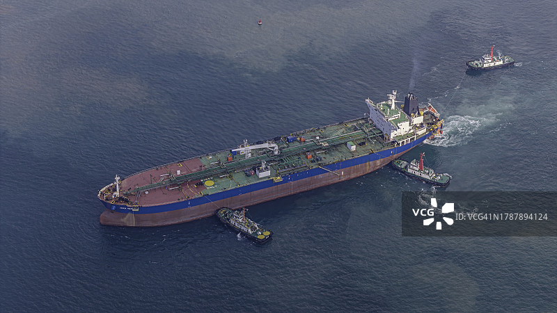 蓝色海上炼油厂油轮装卸油作业航拍俯视图图片素材